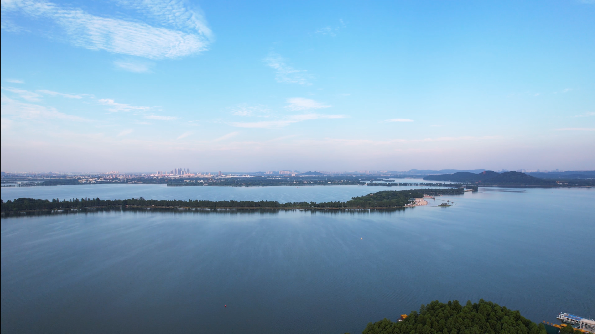 航拍湖北5A级武汉东湖景区蓝天白云天空湖景绿道自然风光